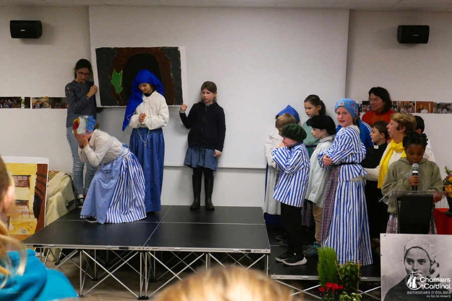 Spectacle des enfants lors de l'inauguration de la maison paroissiale Sainte Bernadette