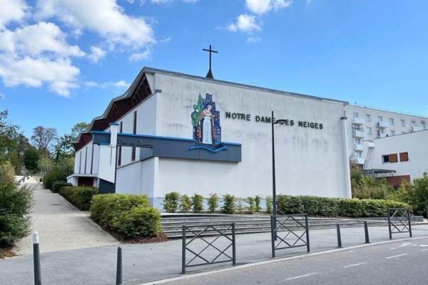 Notre Dame des Neiges aux Mureaux (78) – Rendre l’église à un quartier en pleine transformation