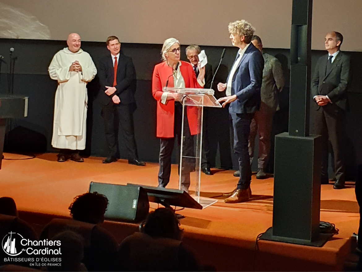 Remise du Prix Pèlerin de la création et de la rénovation d'églises par Alice Fabre, directrice des Chantiers du Cardinal