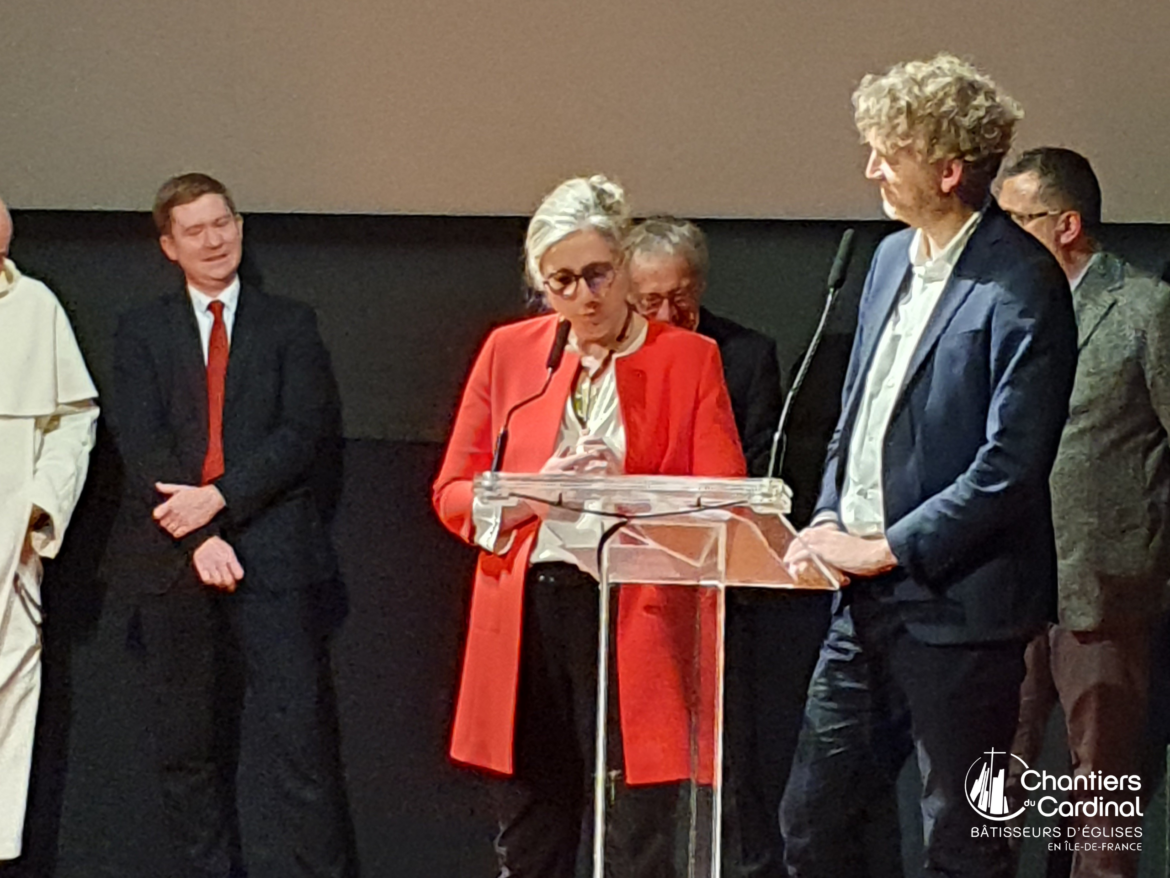 Remise du Prix Pèlerin de la création et de la rénovation d'églises au relief Sainte Cécile de l'église Saint Gabriel (Paris XXe)